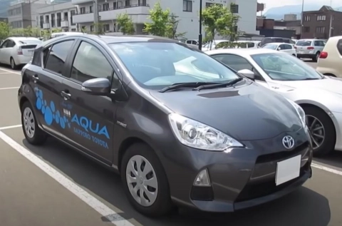 TOYOTA AQUA 2013. Обзор экстерьера и интерьера.