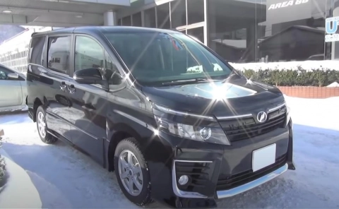 TOYOTA VOXY 2014, ZS. Обзор экстерьера и интерьера.