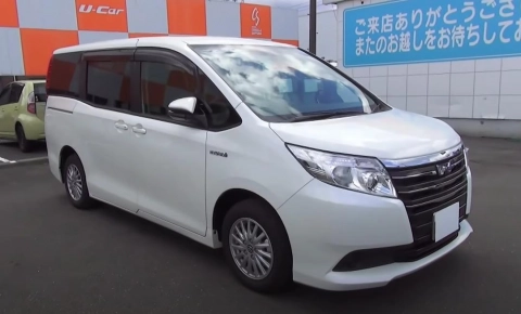 TOYOTA NOAH 2014, Гибрид. Обзор экстерьера и интерьера.