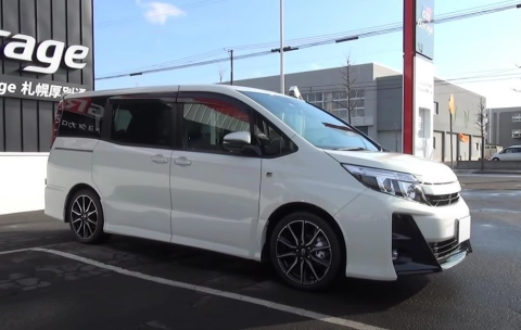 TOYOTA NOAH 2017, GR SPORT. Обзор экстерьера и интерьера.