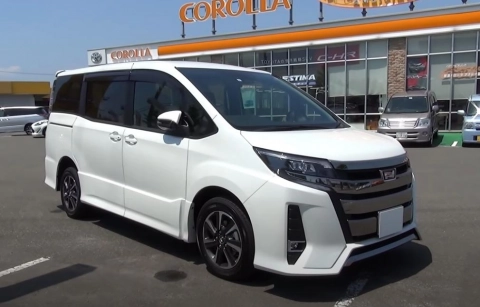 TOYOTA NOAH 2017, 2.0, 4WD. Обзор экстерьера и интерьера.