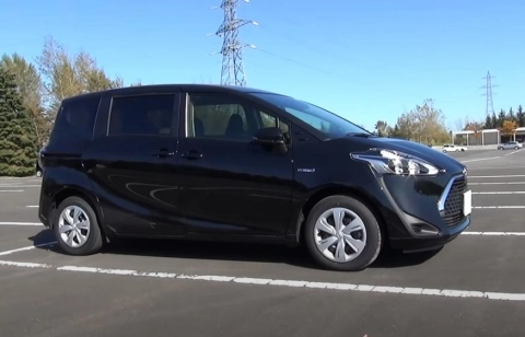 TOYOTA SIENTA 2018, Гибрид, 1.5, передний привод. Обзор экстерьера и интерьера.