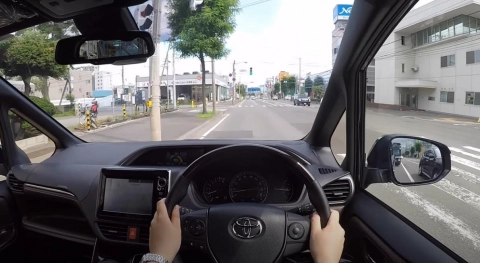 TOYOTA ESQUIRE 2017, 2.0L, 4WD. Тест-драйв по городу.